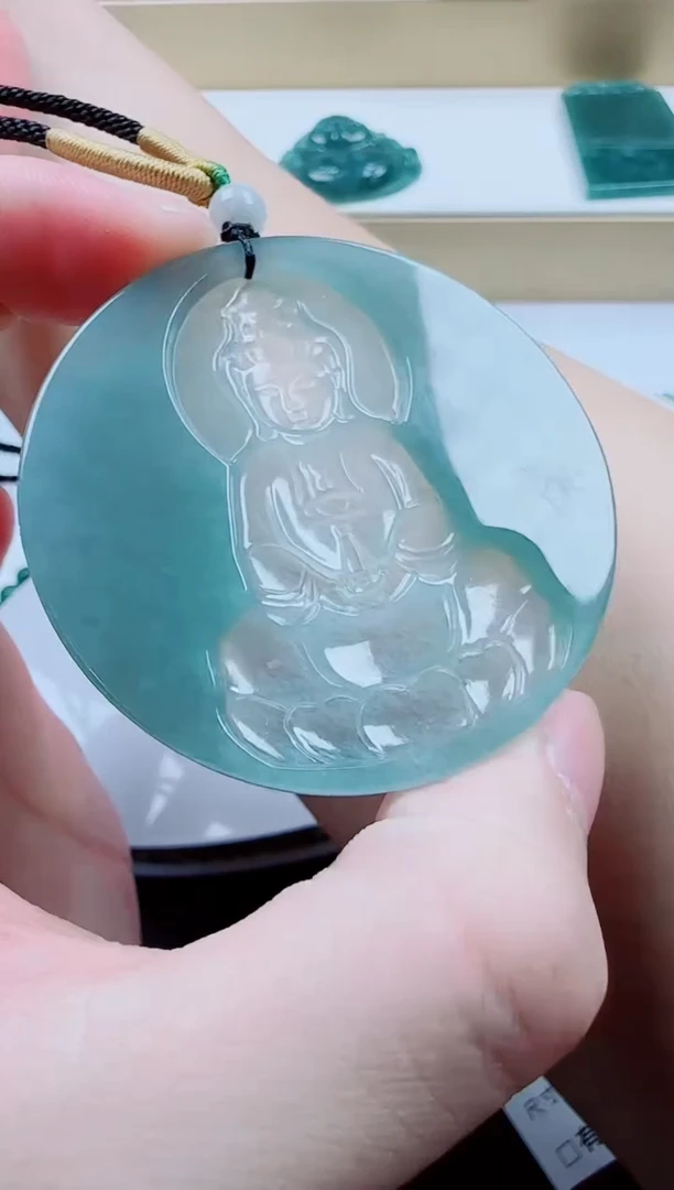 颈饰未镶嵌翡翠阴雕观音
