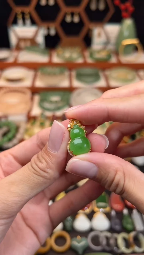 18K金镶嵌和田玉挂件精品