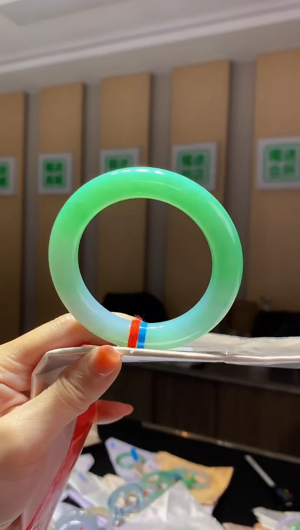 未镶嵌手镯翡翠- Q103圈口56.2 全款14.2万 定金2万