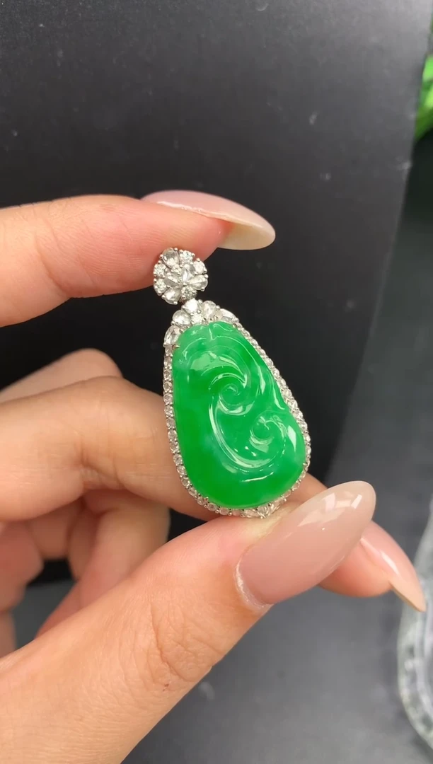 颈饰18K金镶嵌翡翠如意