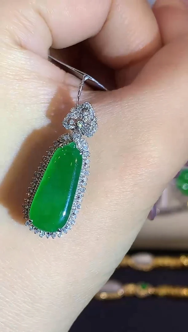 吊坠(不含链)18K金镶嵌翡翠多样性发其一