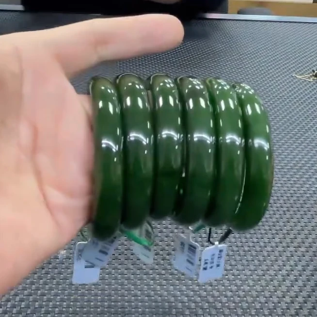 【老郑家】和田玉手镯一支(多样性发1件) 红皮