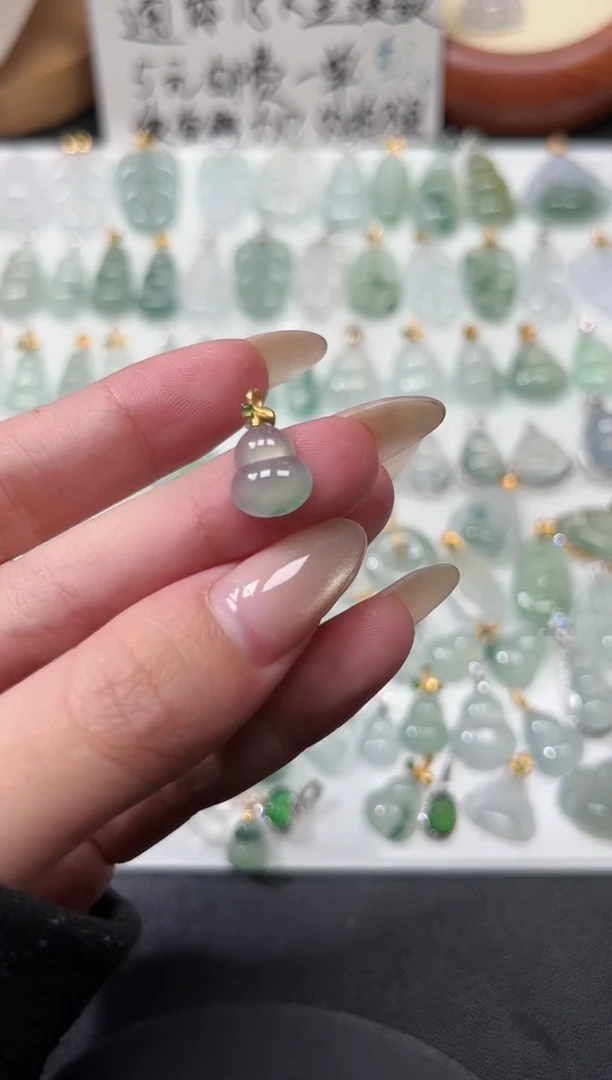 颈饰18K金镶嵌翡翠5葫芦