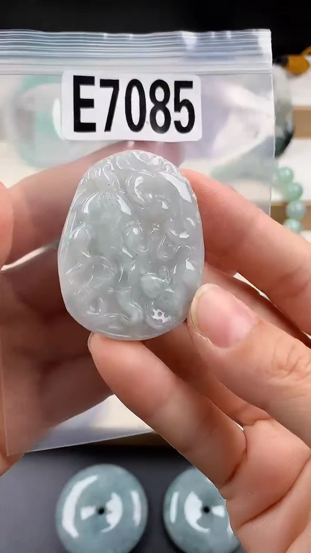 颈饰未镶嵌翡翠天然翡翠吊坠挂件