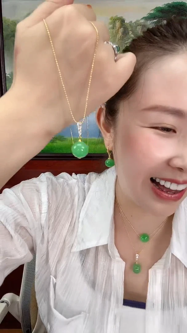 翡翠未镶嵌吊坠(赠链)X2阳绿珠子