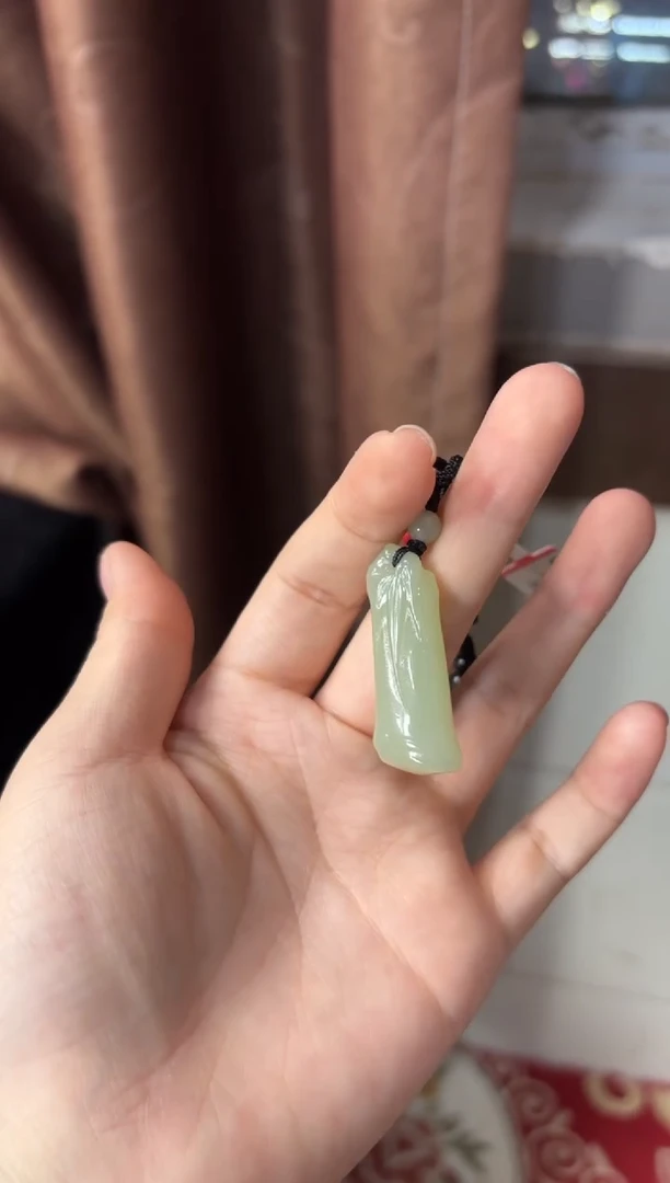 【闪购商品】和田玉吊坠(赠链)未镶嵌且末微色差近矿吊坠