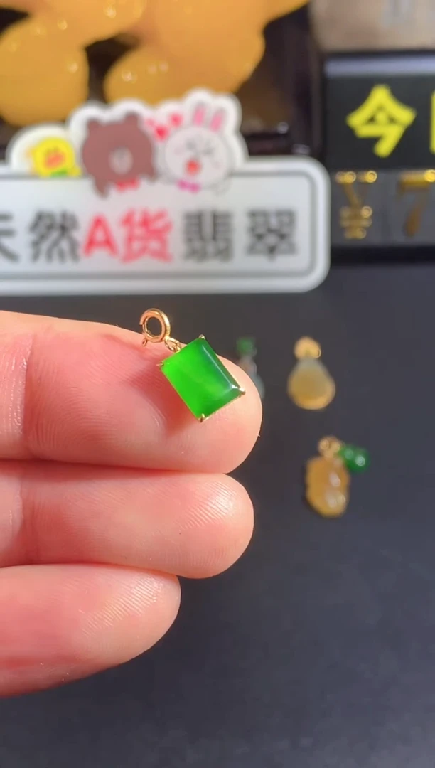 颈饰18K金镶嵌翡翠