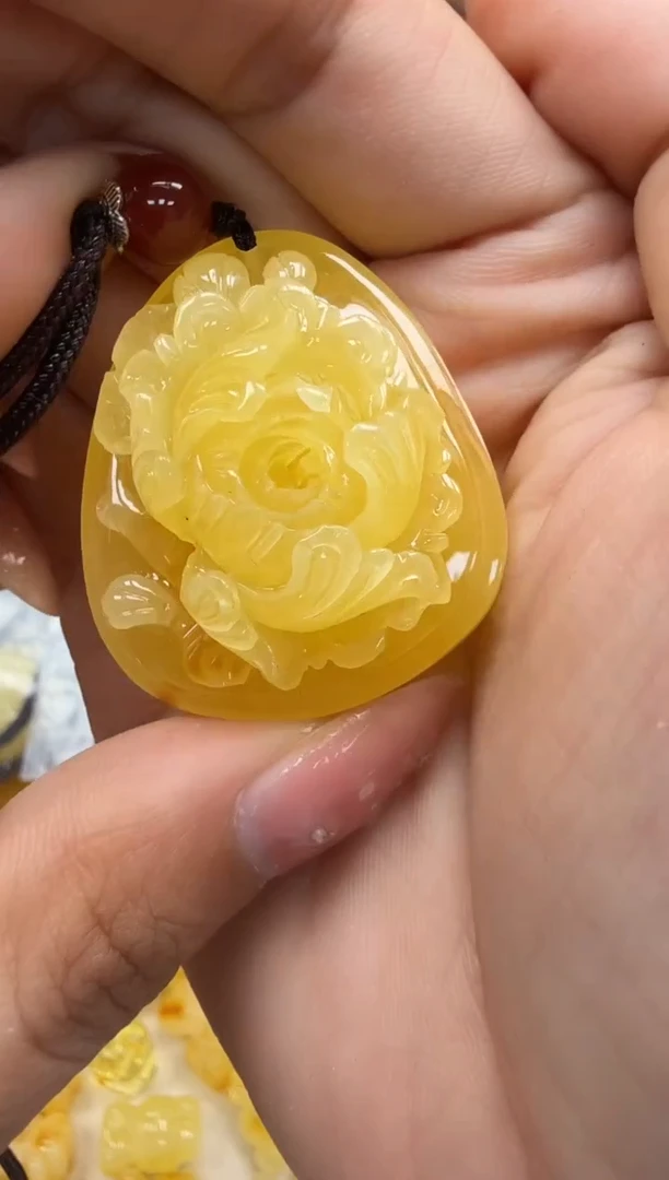 未镶嵌琥珀裸石如图