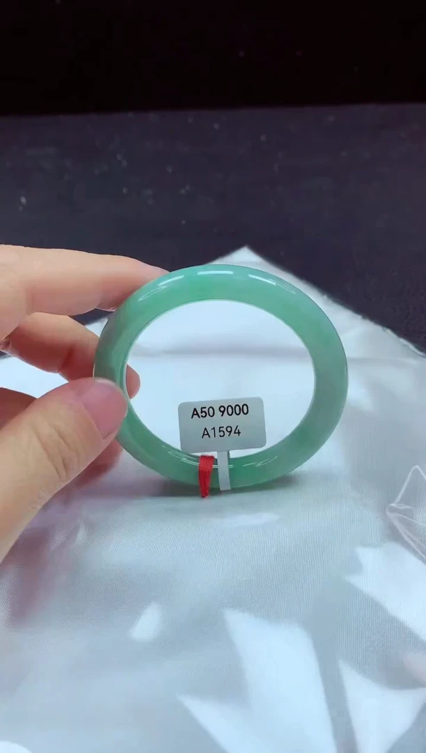 【闪购商品】翡翠手镯未镶嵌镯子50+