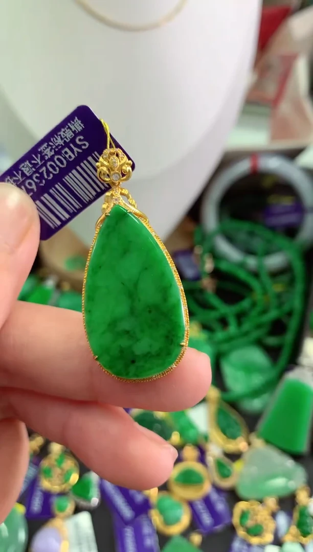 翡翠未镶嵌颈饰挂件
