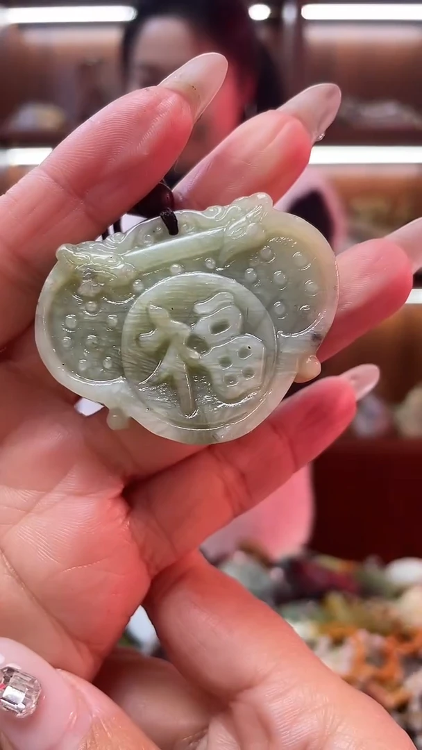 未镶嵌蛇纹石玉吊坠