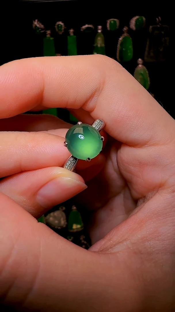 翡翠18K金镶嵌颈饰吊坠