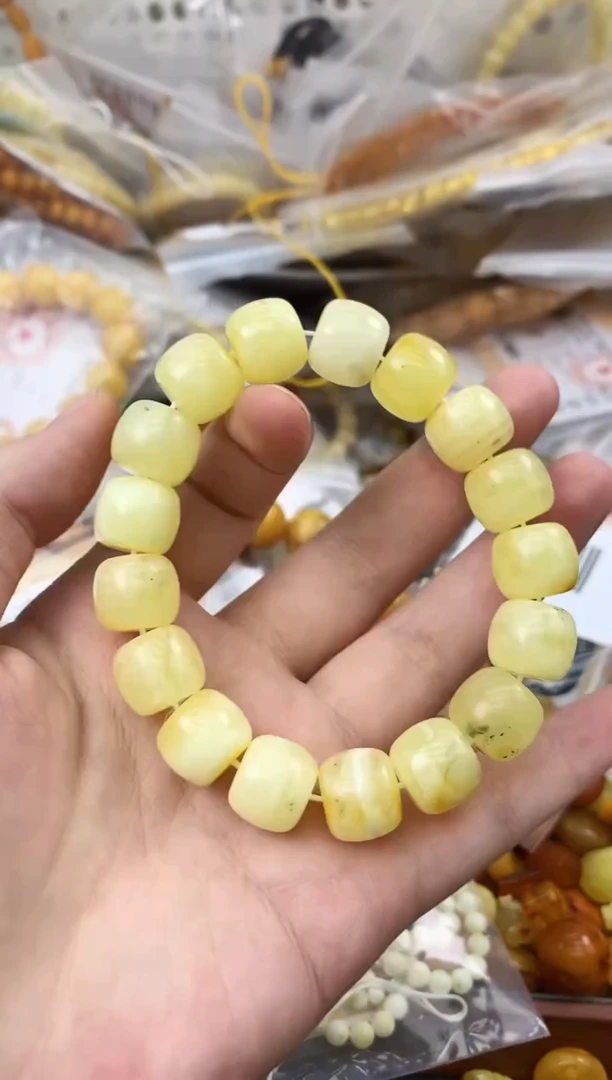 未镶嵌琥珀珠宝奇石95