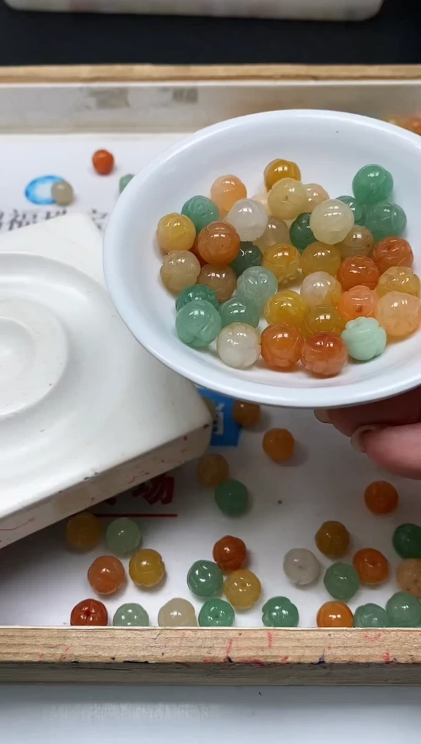 石英岩玉散珠未镶嵌D354三彩玉莲花10mm10个8.8元