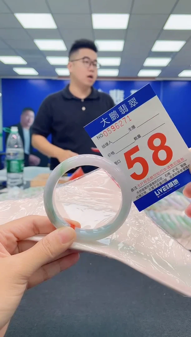 翡翠手镯未镶嵌AAAAAAAAA