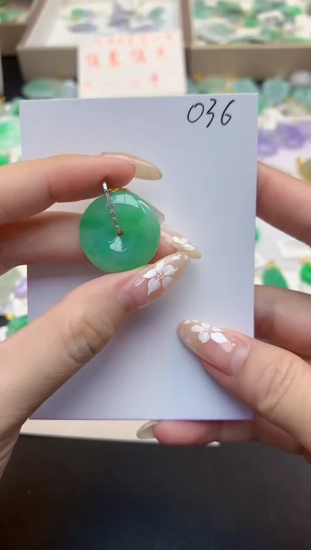 颈饰18K金镶嵌翡翠天然缅甸a货翡翠