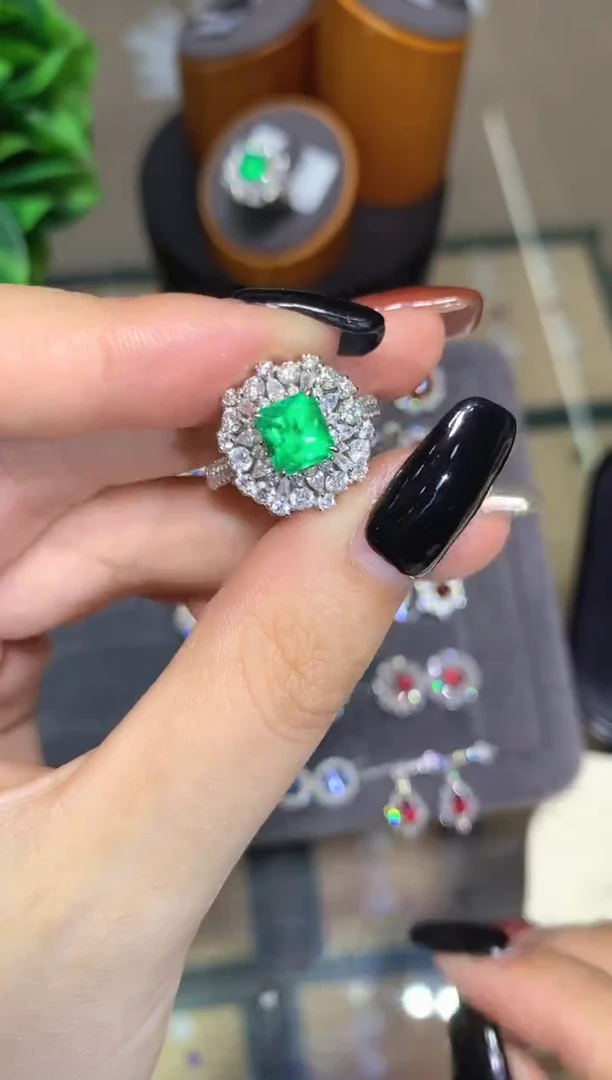 18K金镶嵌戒指祖母绿1.48CT
