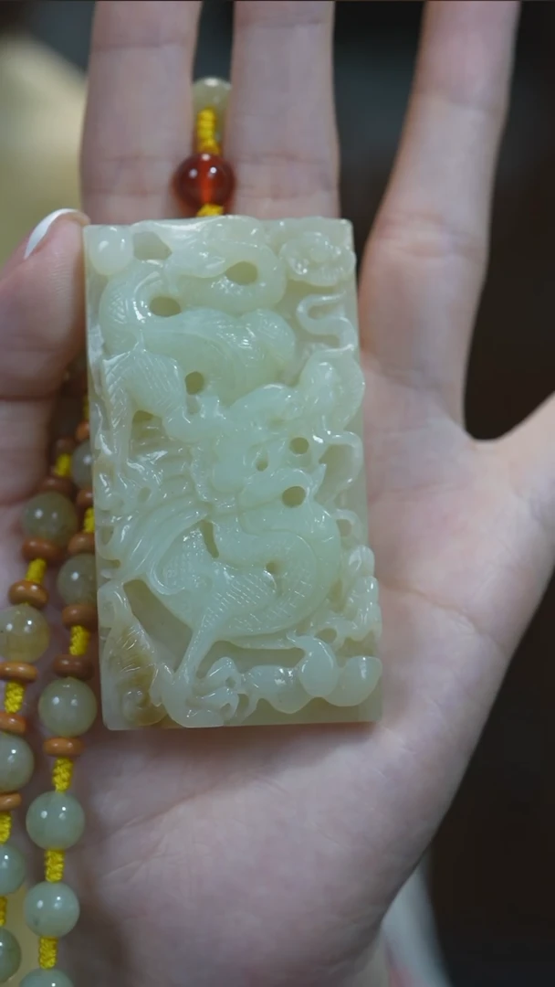 颈饰未镶嵌和田玉龙牌