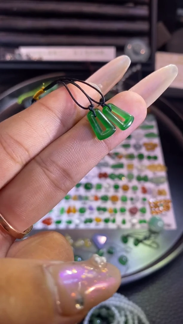翡翠挂件未镶嵌扣子