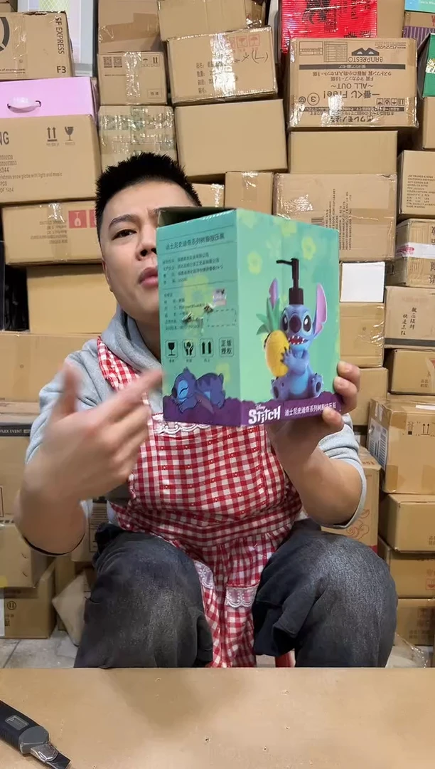 【闪购商品】杯树脂原盒史迪仔抱菠萝按压瓶