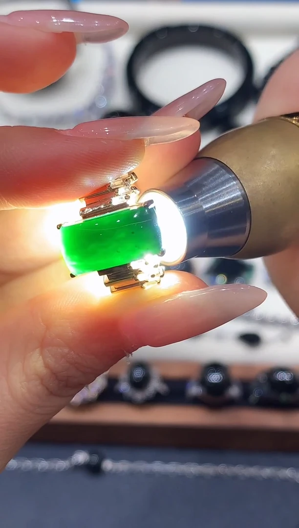 18K金镶嵌戒指翡翠多样性发其一