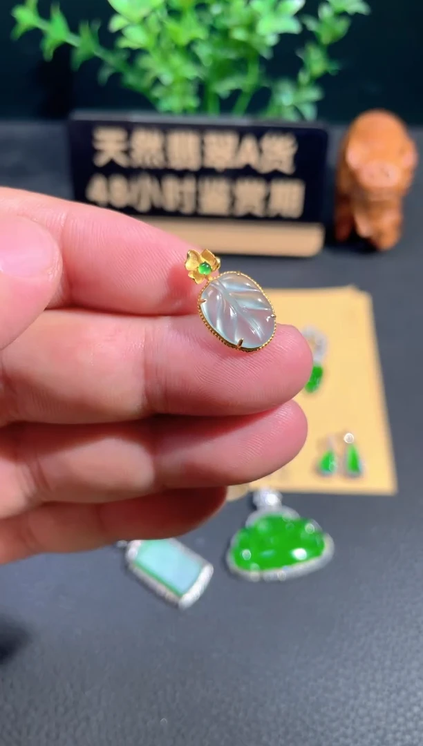 颈饰18K金镶嵌翡翠翡翠