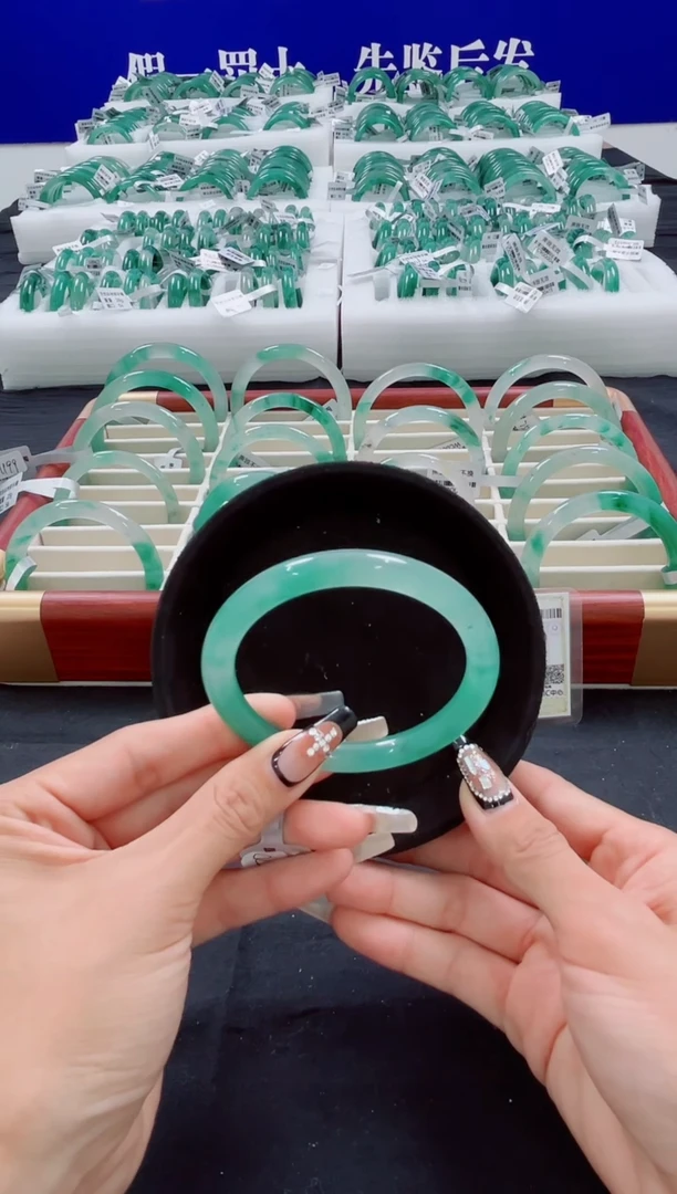 未镶嵌手镯石英质玉（非洲翠）圈口60