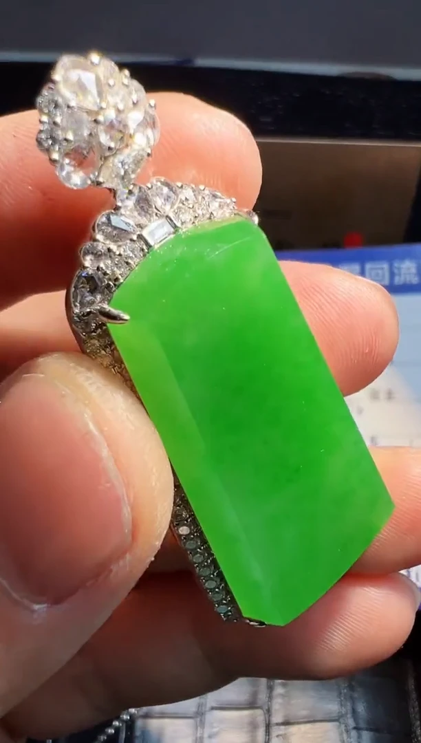 【闪购商品】翡翠颈饰18K金镶嵌翡翠回流