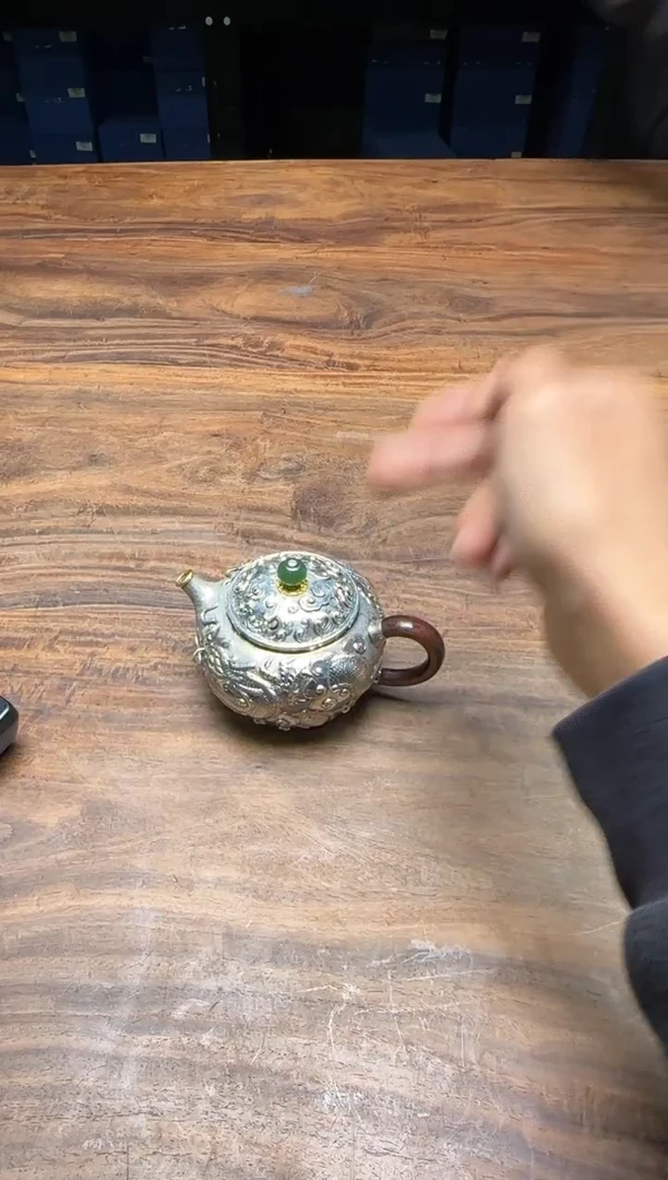 呆坐 高浮雕錾刻嵌金双龙戏珠 圆融壶