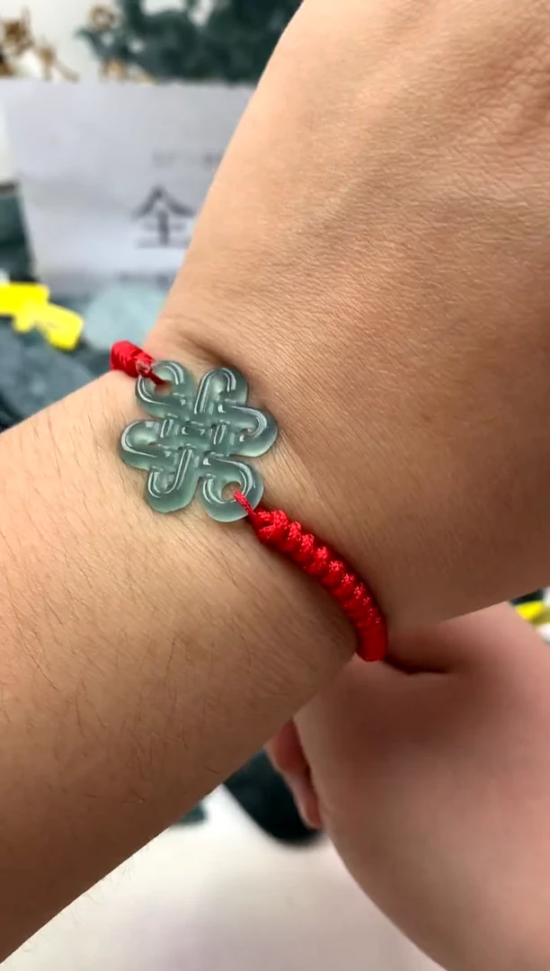 翡翠未镶嵌颈饰中国结