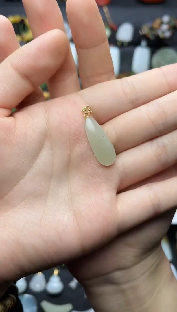 颈饰18K金镶嵌和田玉水滴吊坠06