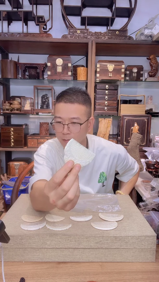 乌木类书架?**?372猛犸半月梳22.1克