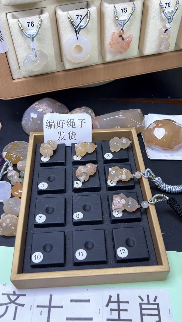 石英质玉未镶嵌颈饰小**儿生肖鸡