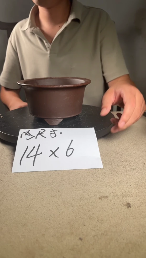 A宜兴紫砂小花盆
