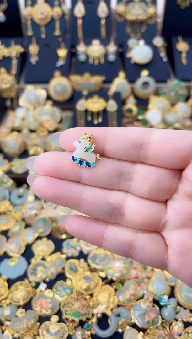 颈饰银S925镀金镶嵌和田玉珐琅马踏祥云吊坠