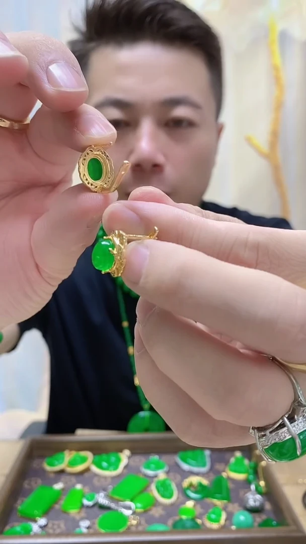 14K金镶嵌翡翠耳饰翡翠耳钩