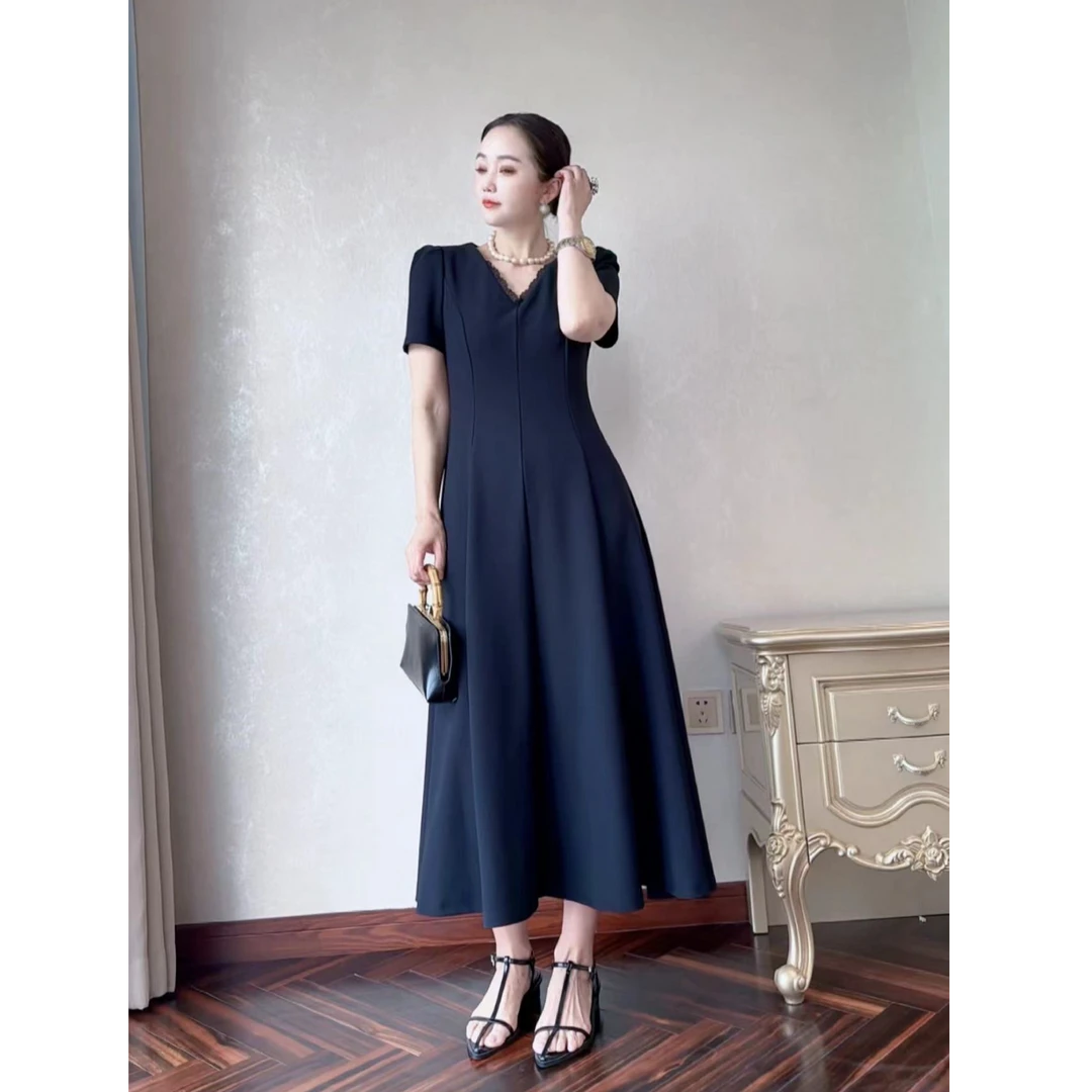 12025赫本风夏新款气质显瘦高级感黑色连衣裙女短袖V领中长款裙