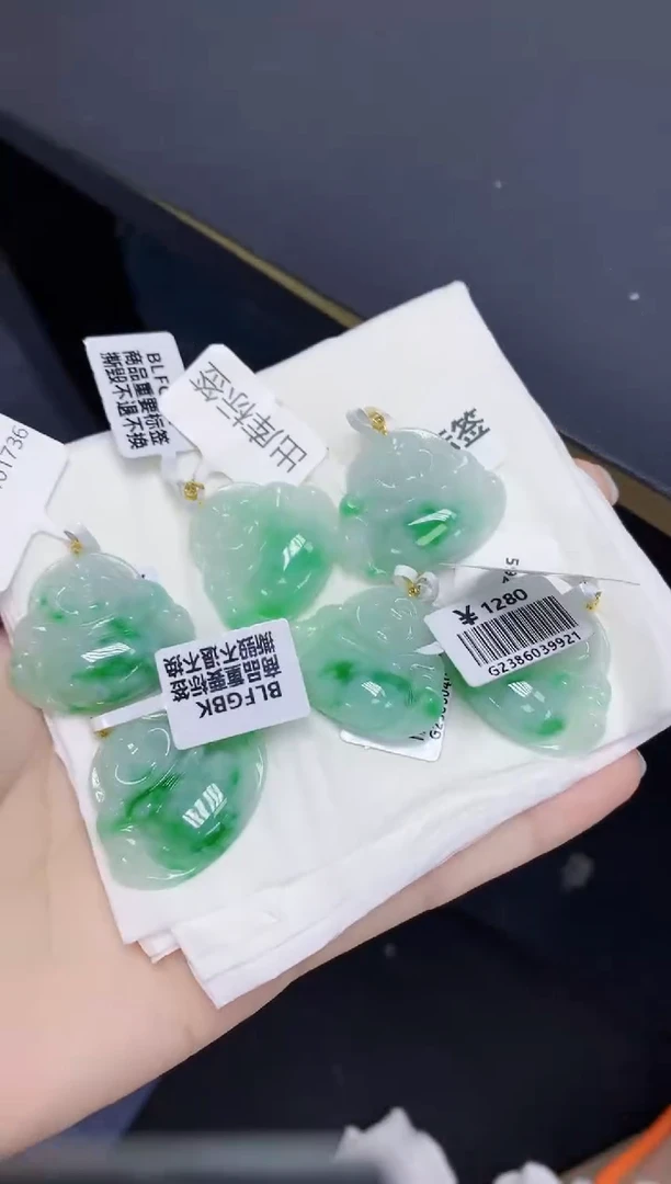 翡翠18K金镶嵌颈饰天然缅甸翡翠A货多样性发其一