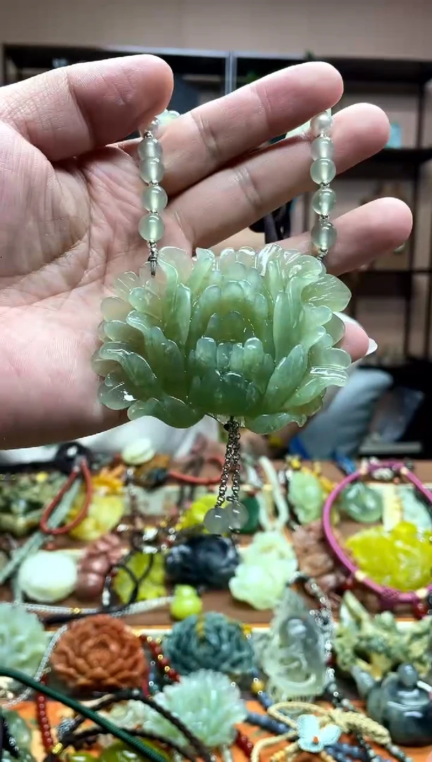 未镶嵌岫玉颈饰·
