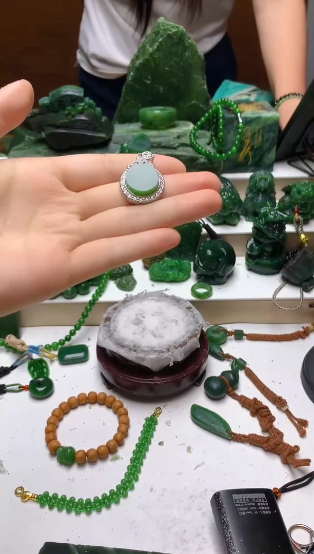 未镶嵌和田玉（碧玉）珠宝半成品随机发货一个