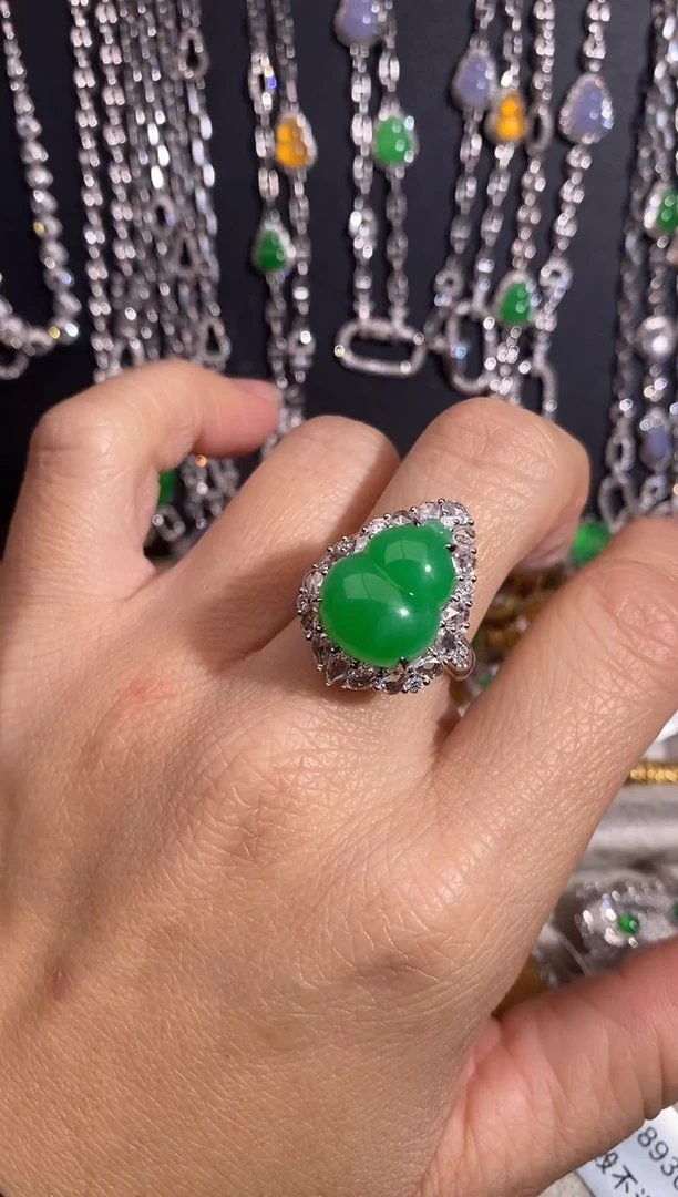 18K金镶嵌戒指翡翠戒指