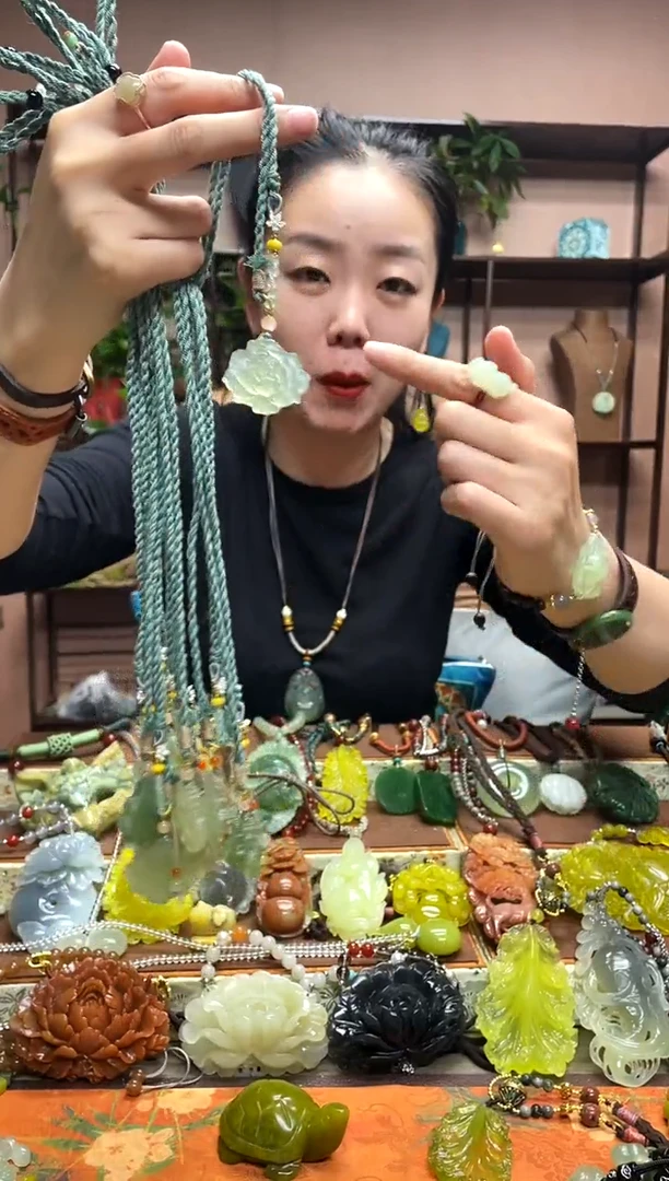 未镶嵌岫玉吊坠多样性发货发其中之一