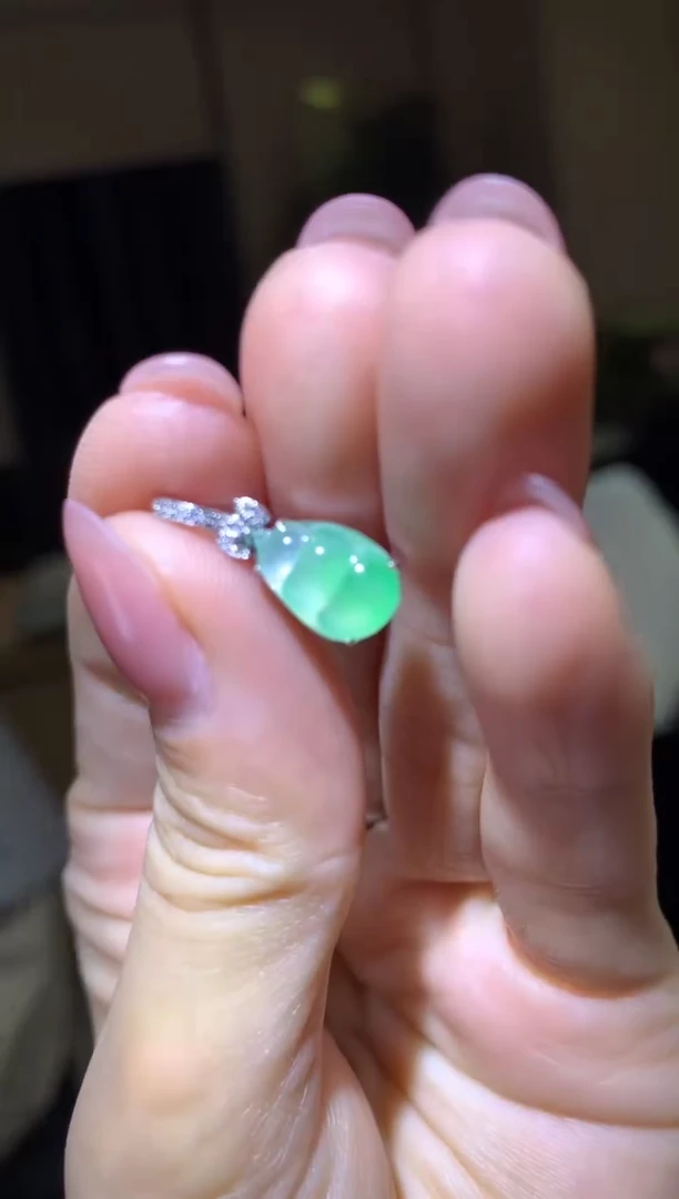 颈饰18K金镶嵌翡翠|不退不换