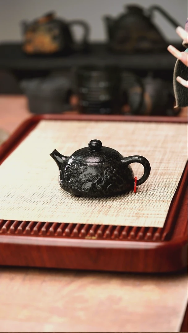 庄惠东老师作品冰碛岩重工雕刻豹纹双龙石瓢壶