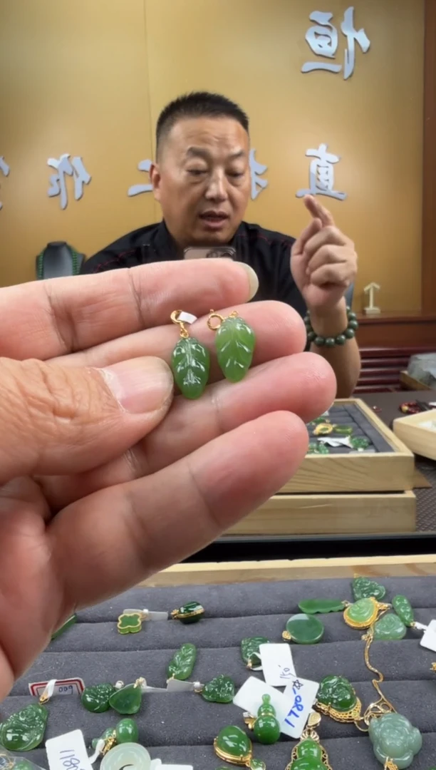 颈饰18K金镶嵌和田玉挂件（多样性发一）