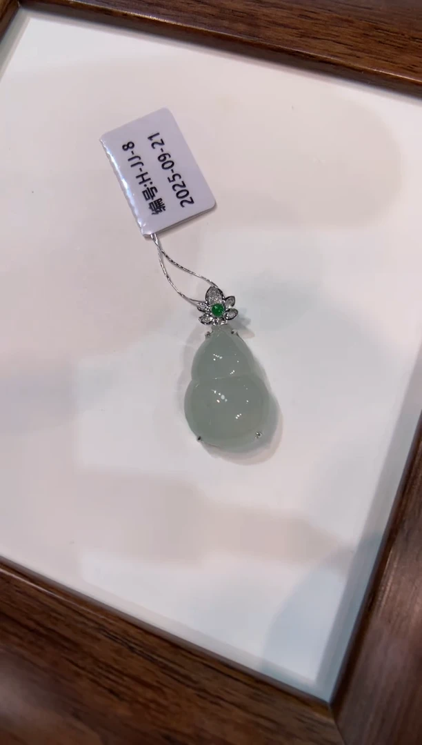 颈饰18K金镶嵌翡翠葫芦