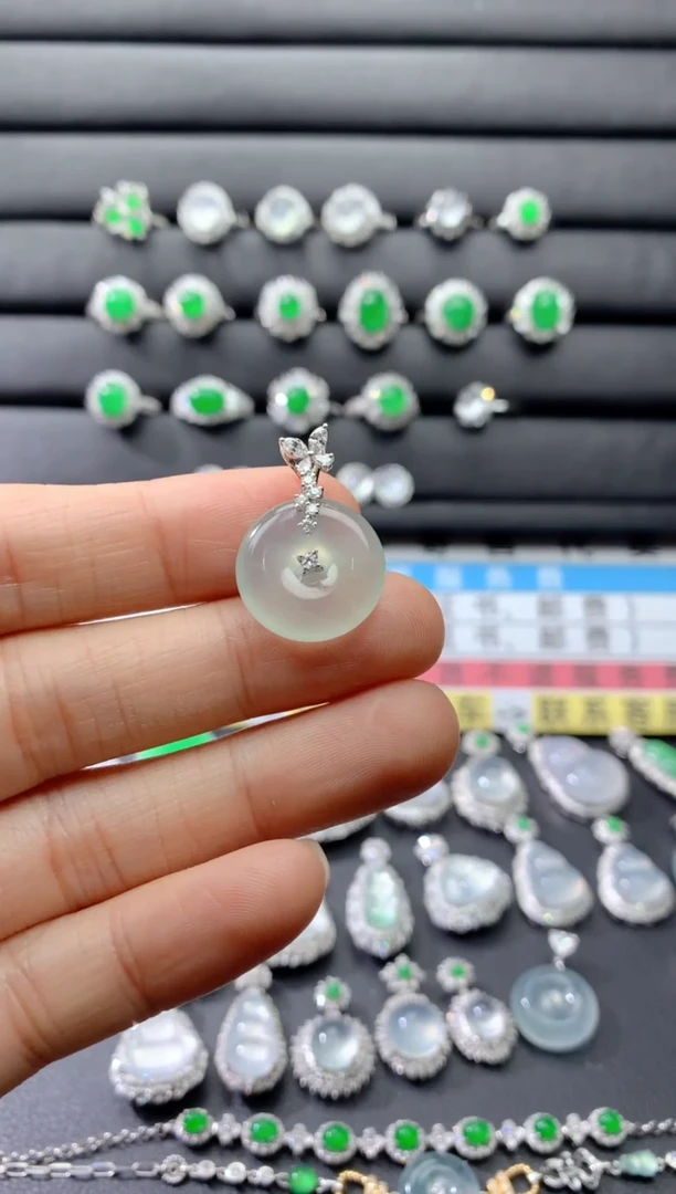 颈饰18K金镶嵌翡翠18K翡翠伴钻