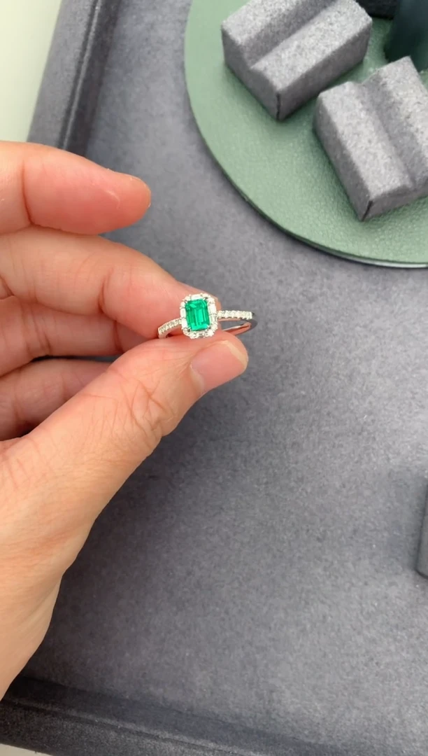 【闪购商品】祖母绿戒指18K金镶嵌62分祖母绿戒指