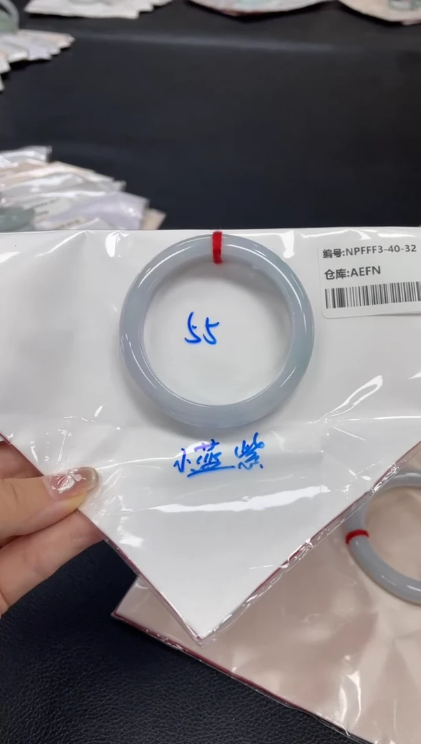 翡翠手镯未镶嵌翡翠手镯