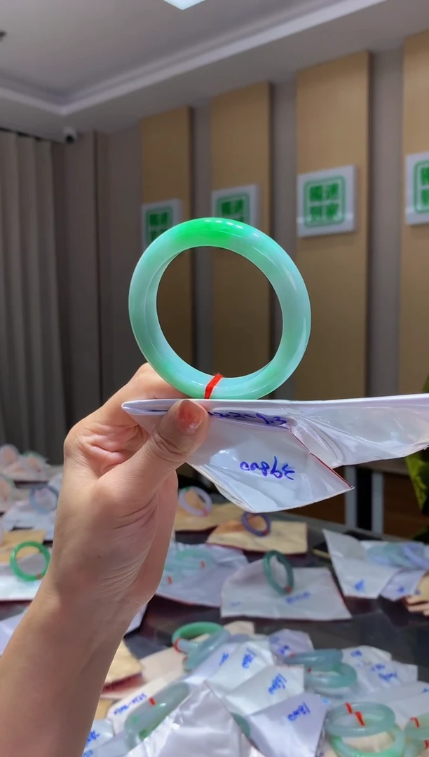 翡翠手镯未镶嵌-Q67 圈口55.8